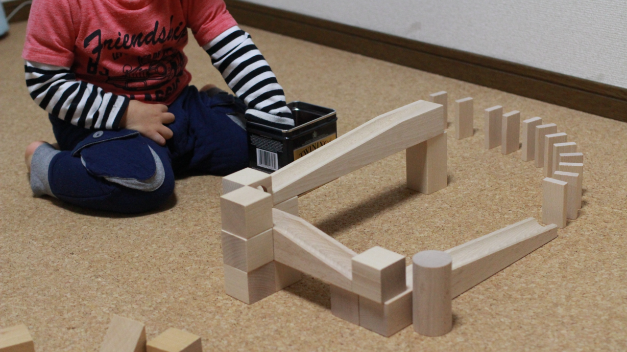 ビー玉転がしおもちゃ