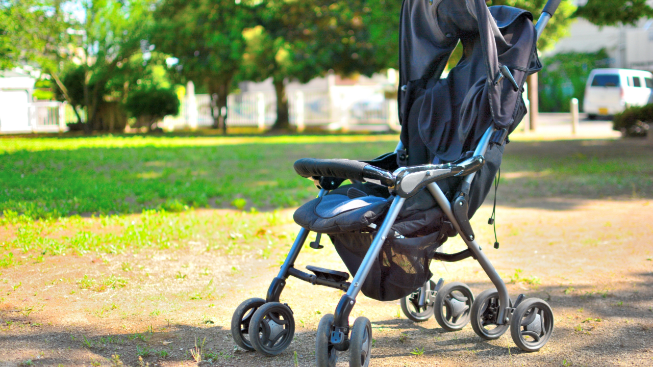 公園のベビーカー