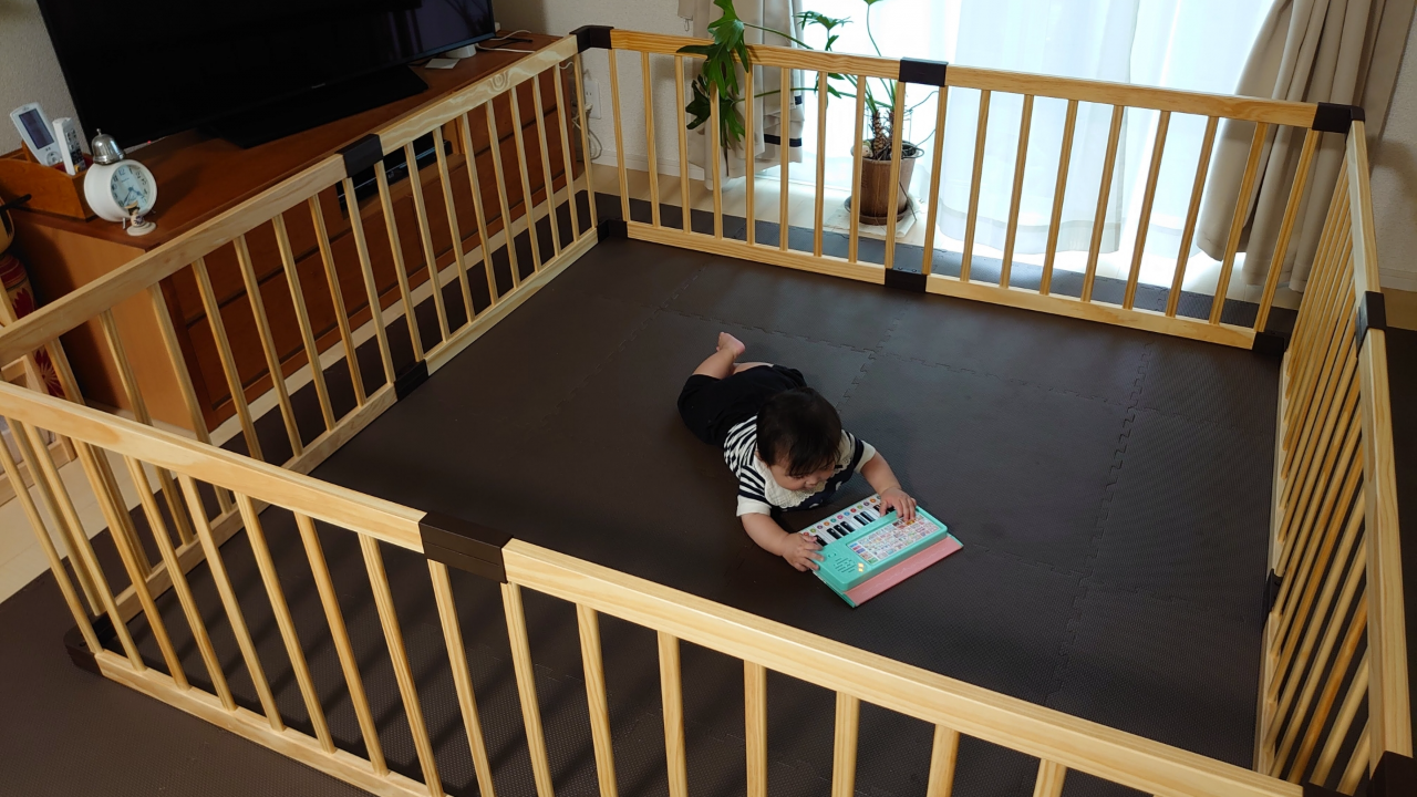 ベビーサークルの中にいる赤ちゃん