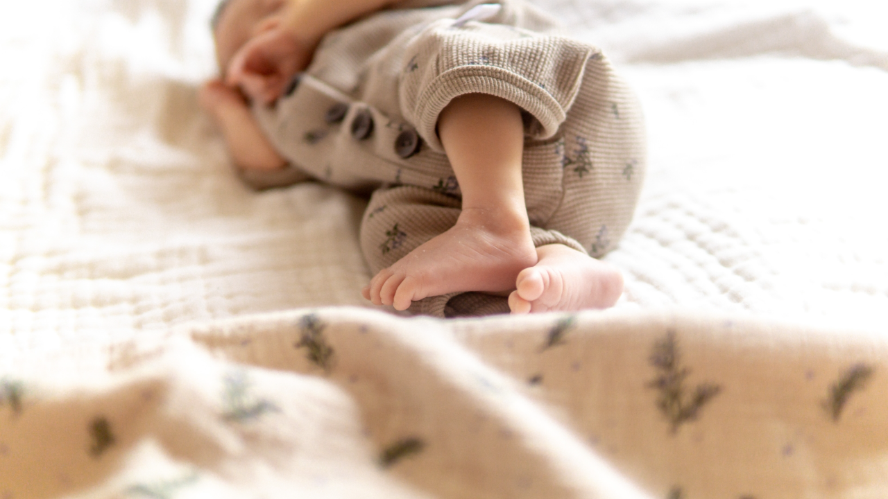 スワドル着た赤ちゃん