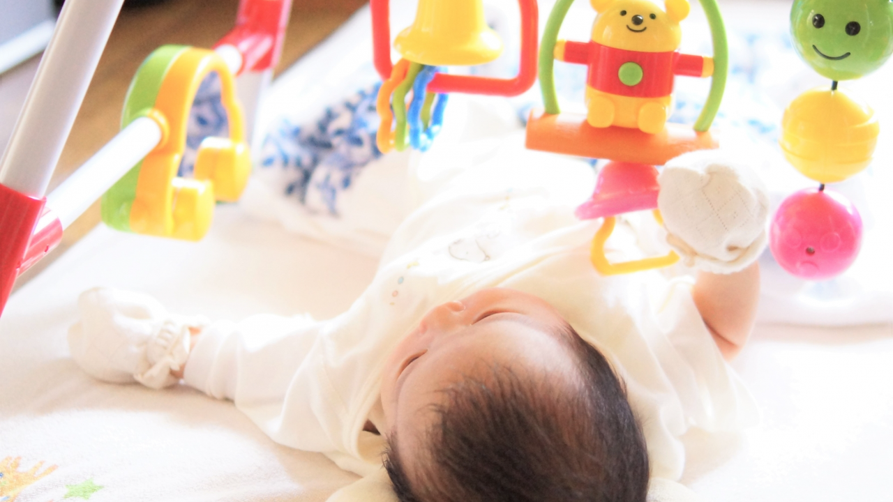 赤ちゃんとおもちゃ