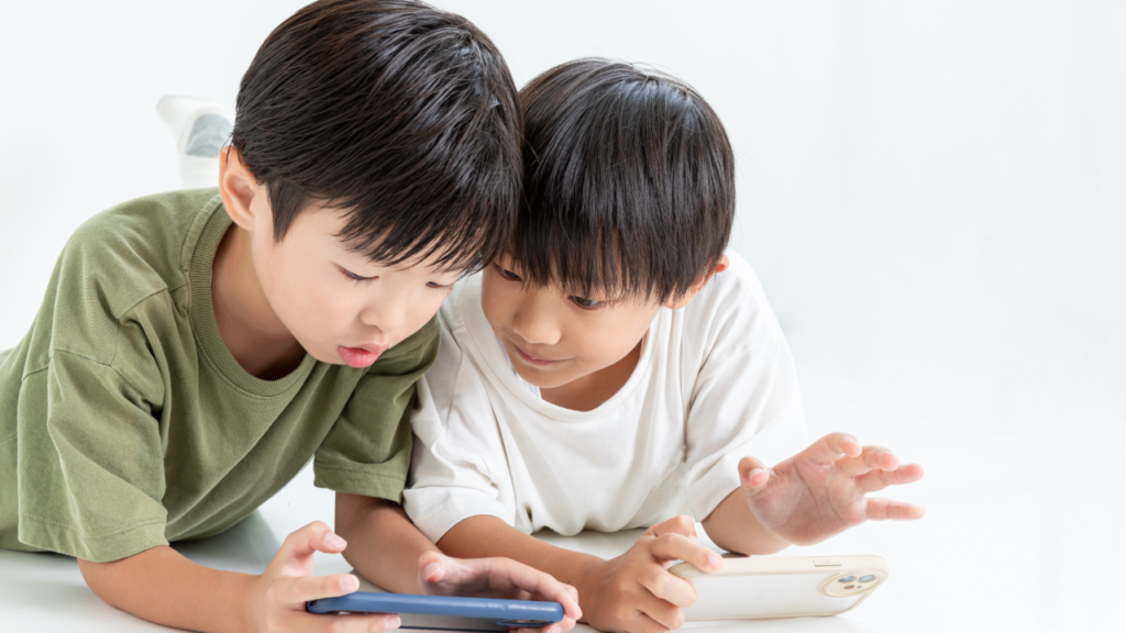 デジタル機器で遊ぶ子どもたち