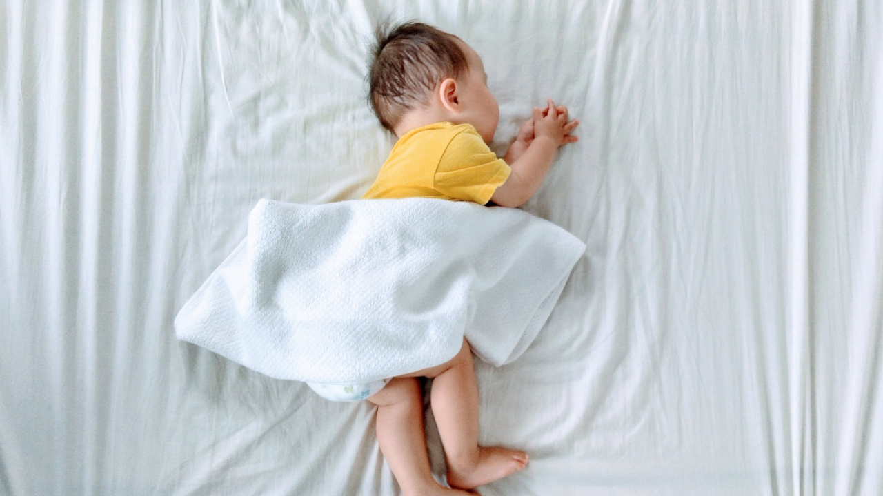 パンツの上にオムツを履いて寝る赤ちゃん