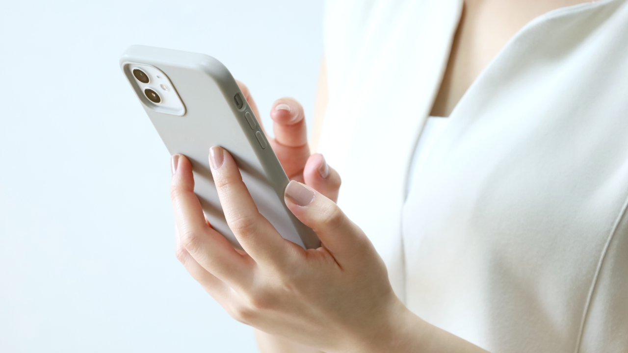 写真アプリを見る女性