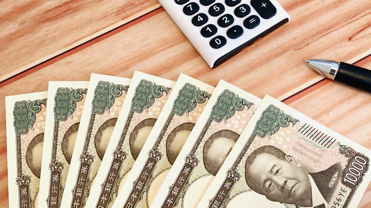 給付金と電卓とペン